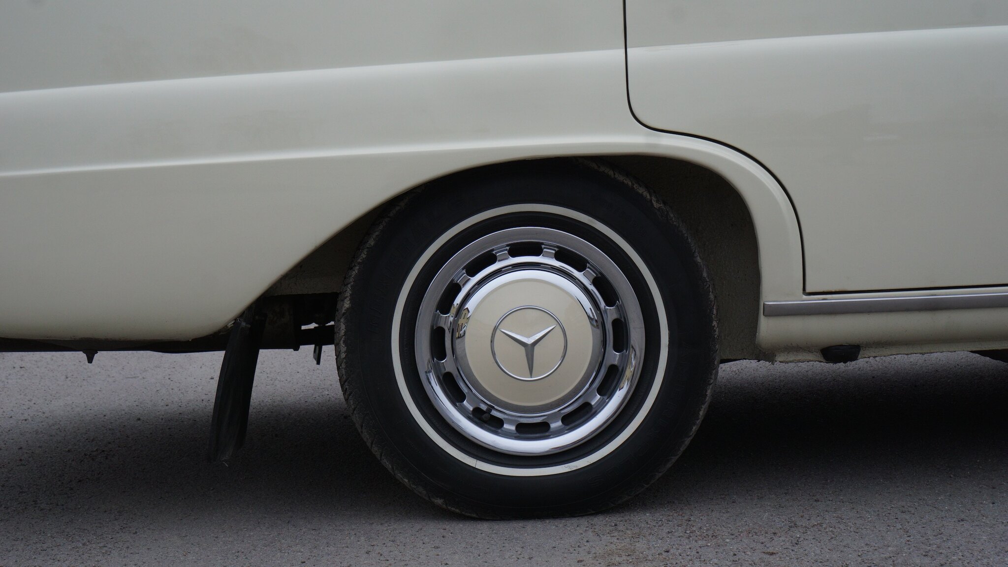 Exteriörbild på 1966 Mercedes-Benz 230 S