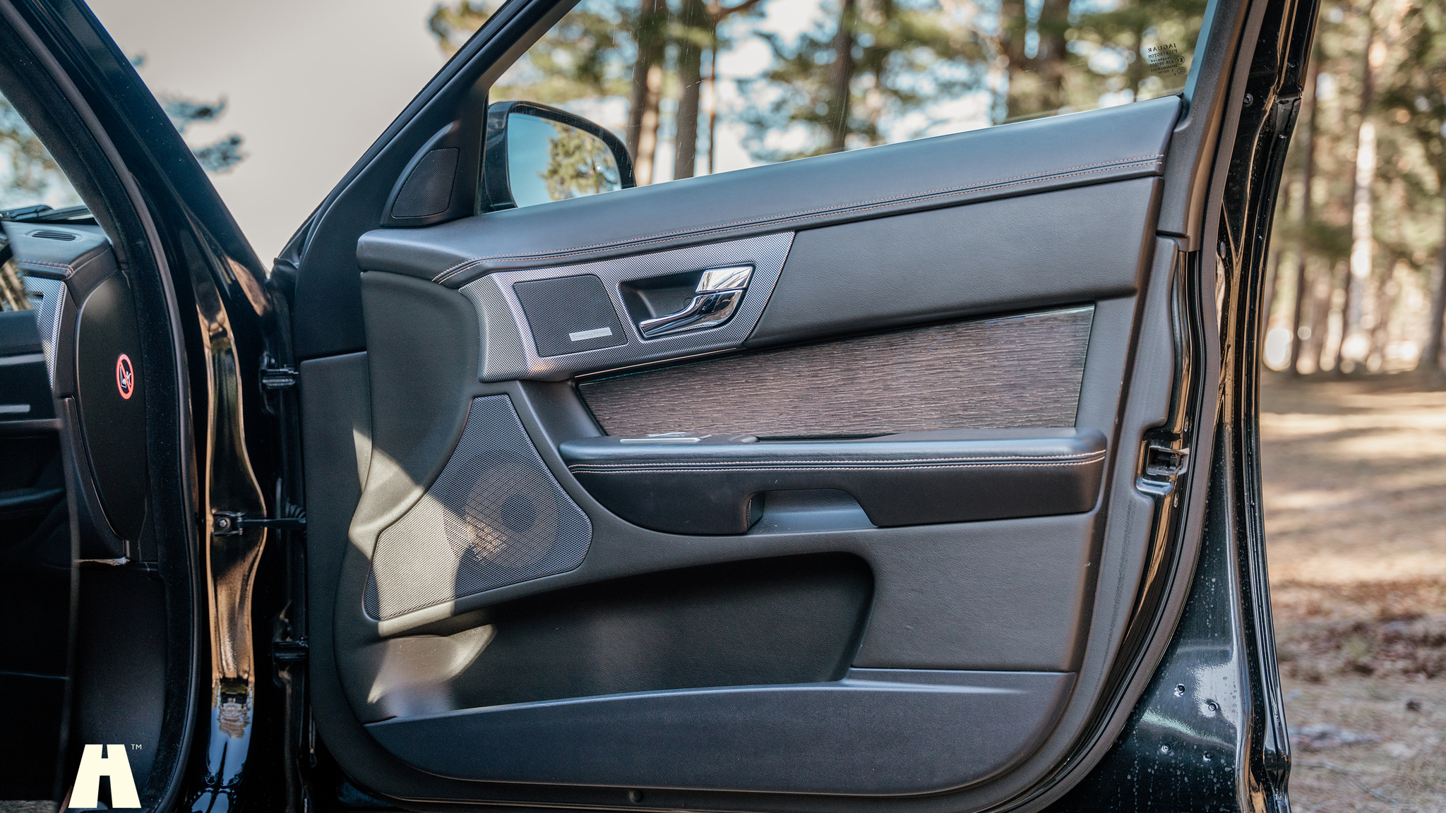 Interior image of 2010 Jaguar XFR (21)