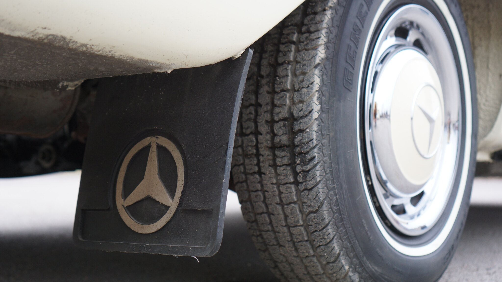 Exteriörbild på 1966 Mercedes-Benz 230 S