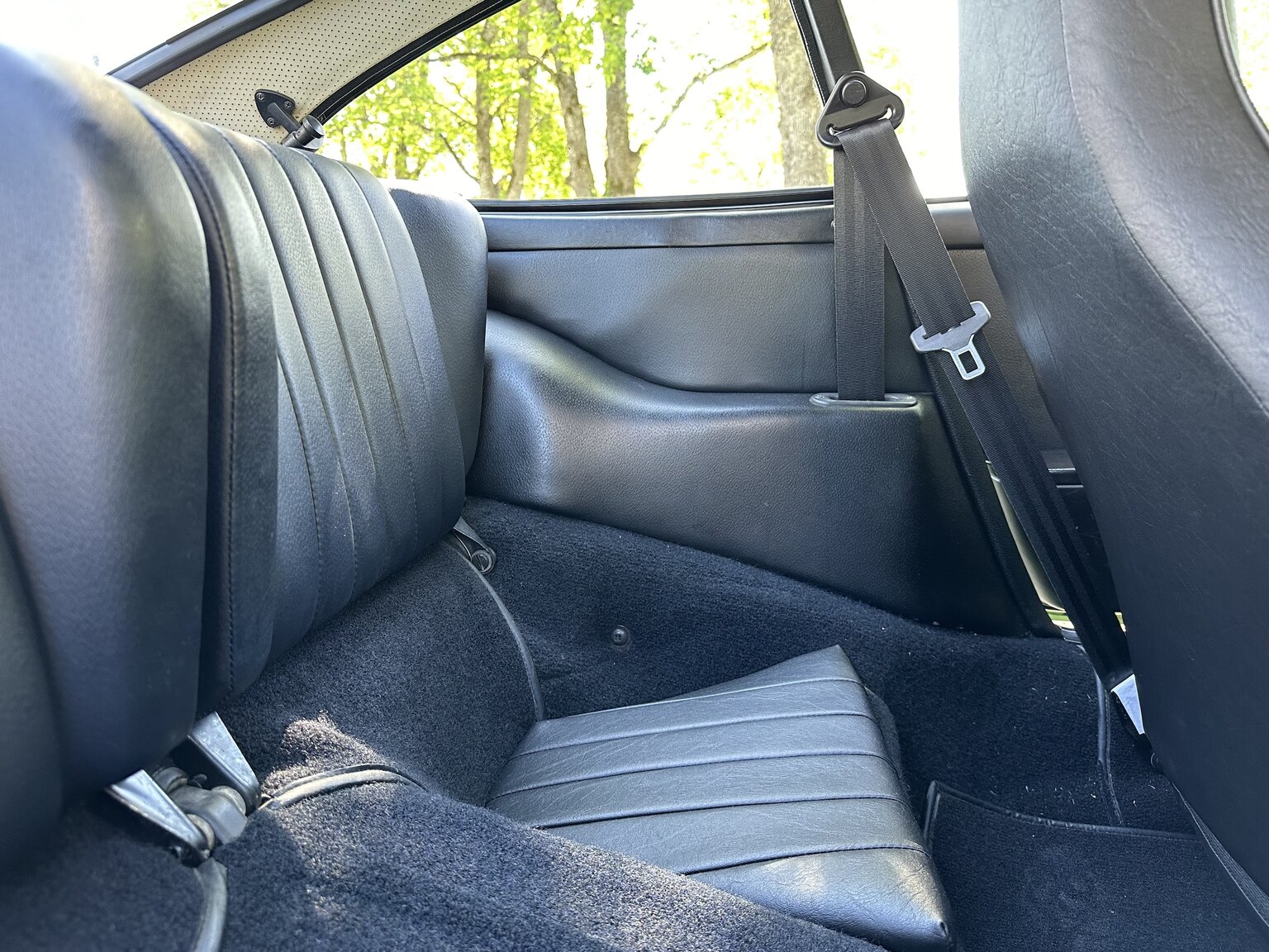 Interior image of 1975 Porsche 911 (35)