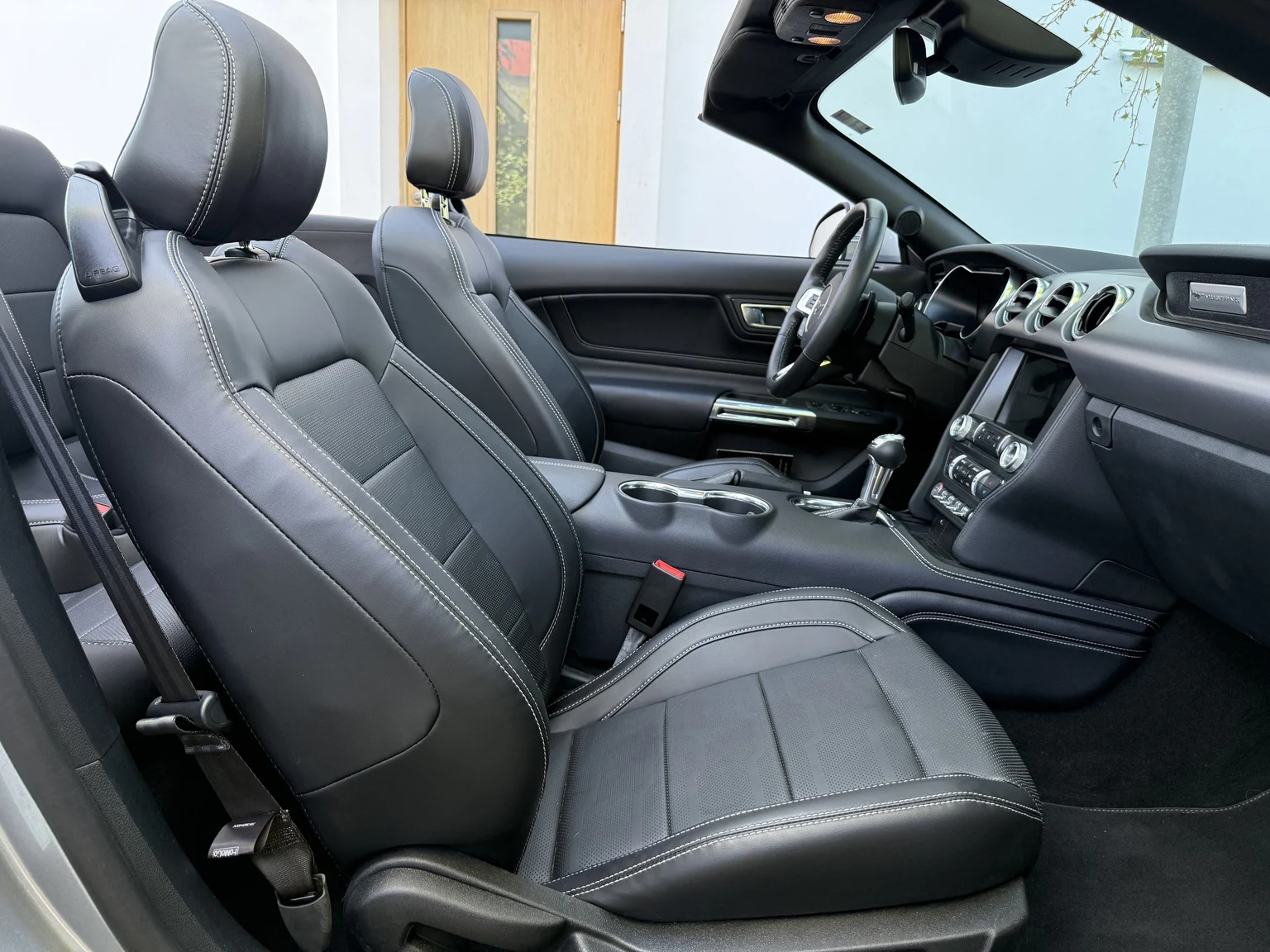 Interior image of 2021 Ford Mustang GT Cabriolet (38)
