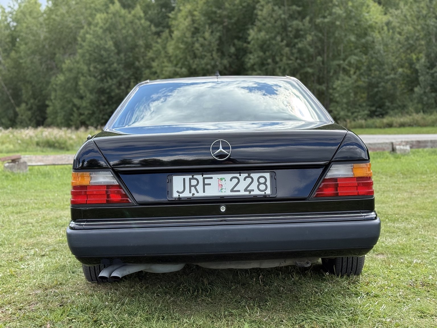 Exterior image of 1990 Mercedes-Benz 300CE-24
