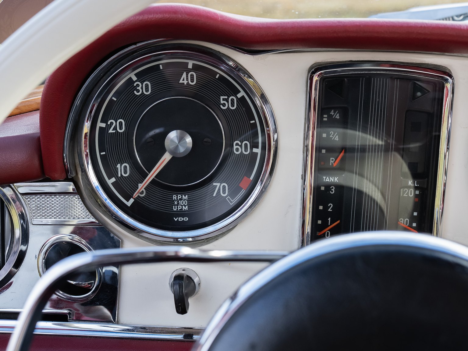 Innenraumfoto von 1966 Mercedes-Benz 230 SL "Pagoda"