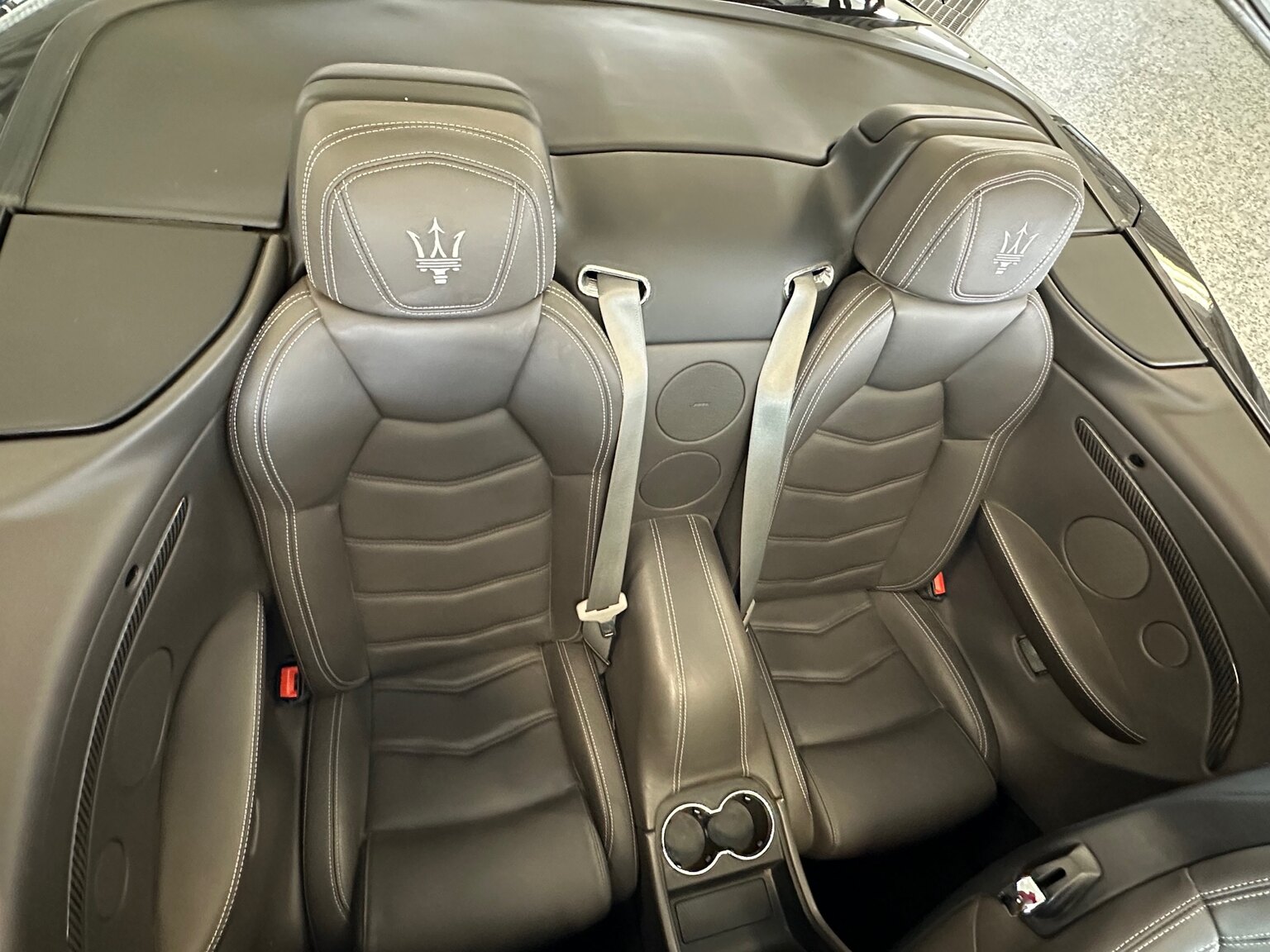 Interiörbild 2016 Maserati Grancabrio (2)