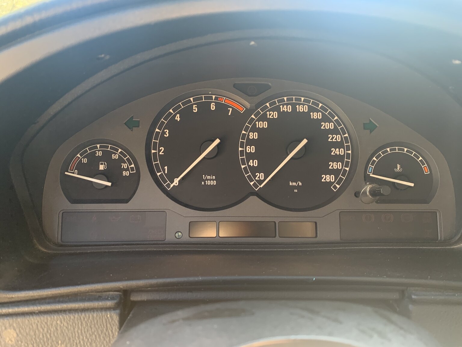 Interior image of 1995 BMW 840i (17)