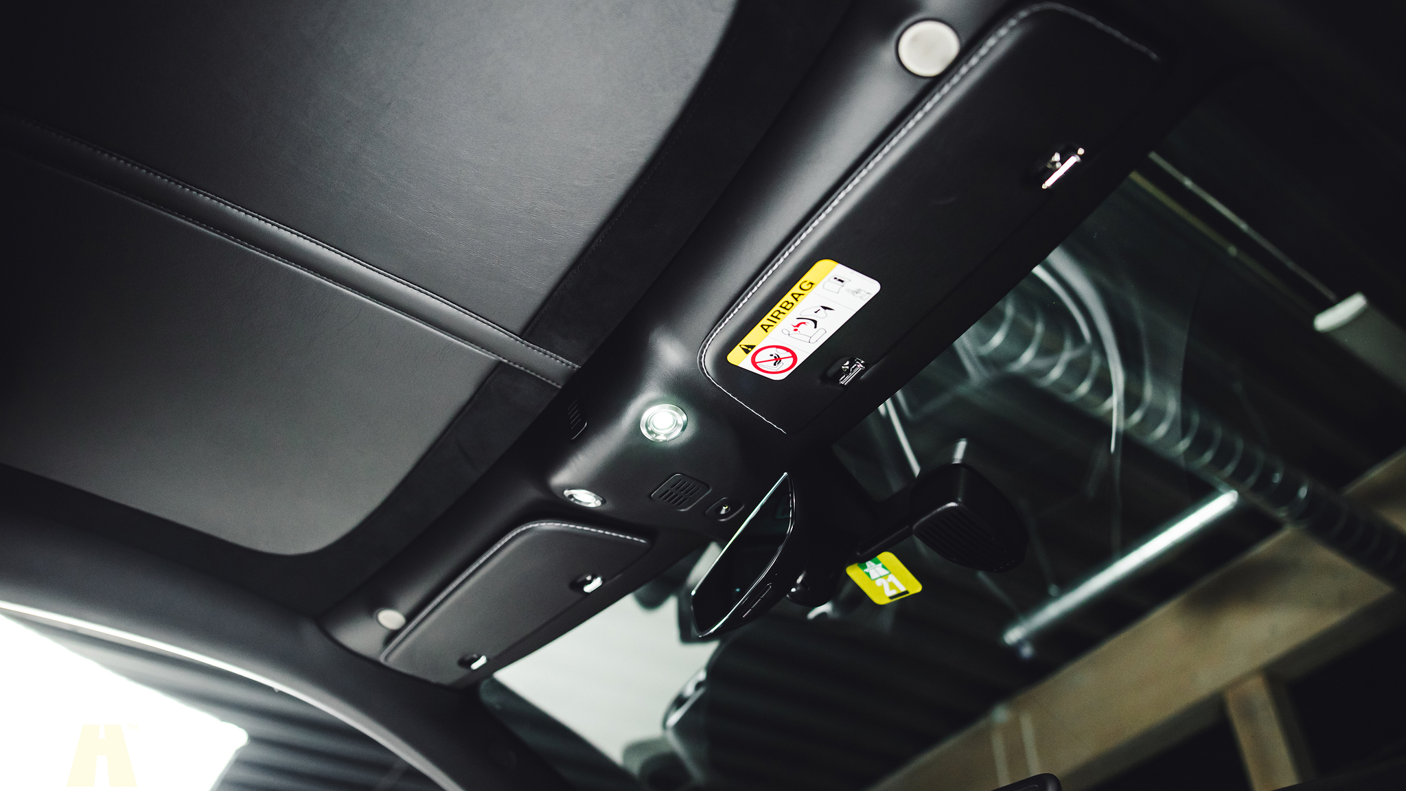 Innenraumfoto von 2019 Aston Martin DB11 AMR (43)
