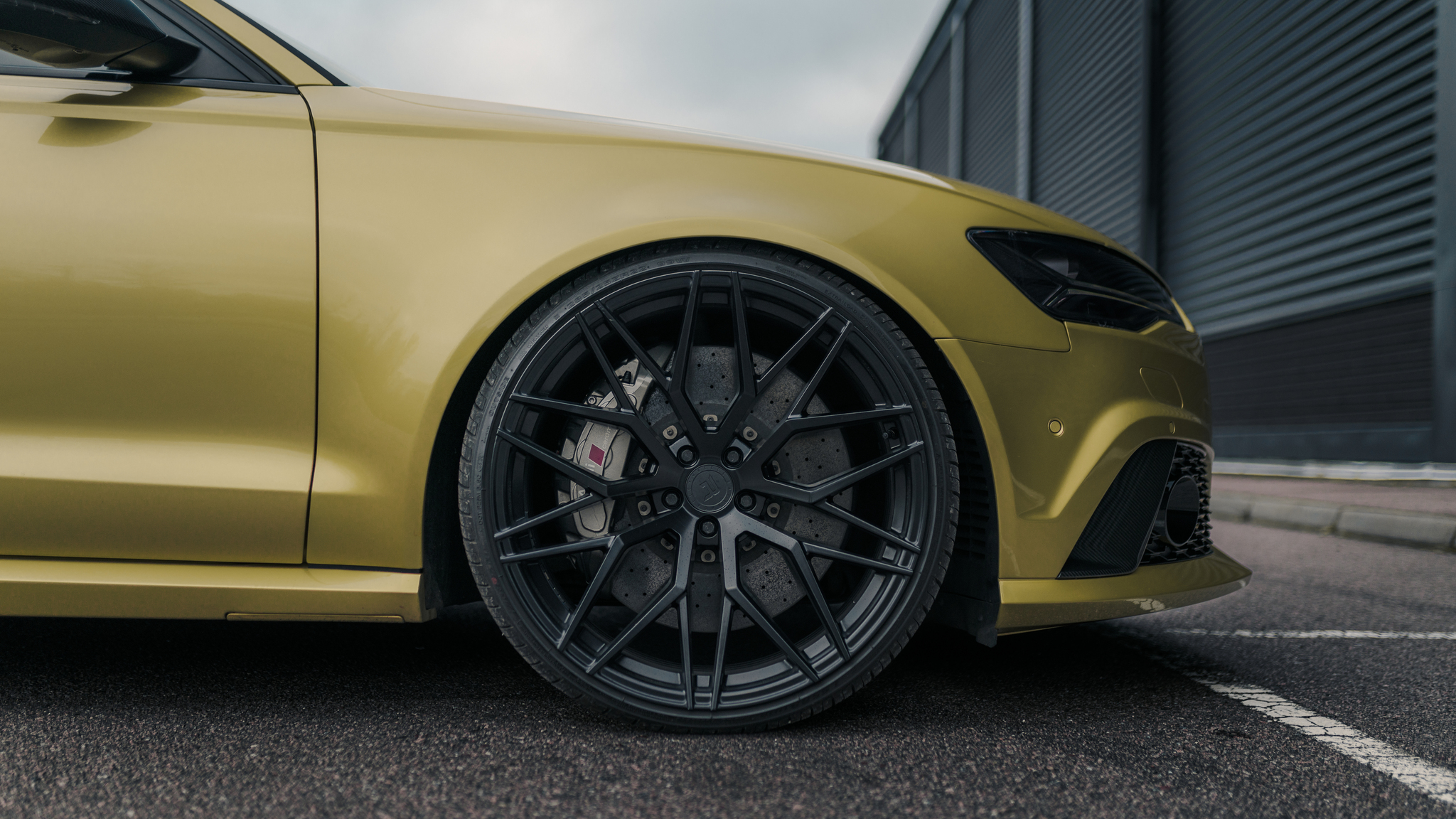 Exterior image of 2016 Audi RS6 Avant Exclusive (15)