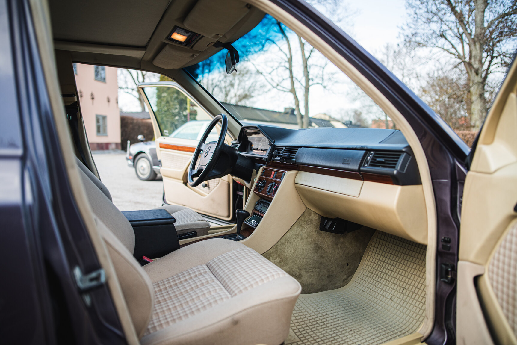 Interior image of 1993 Mercedes-Benz E 220
