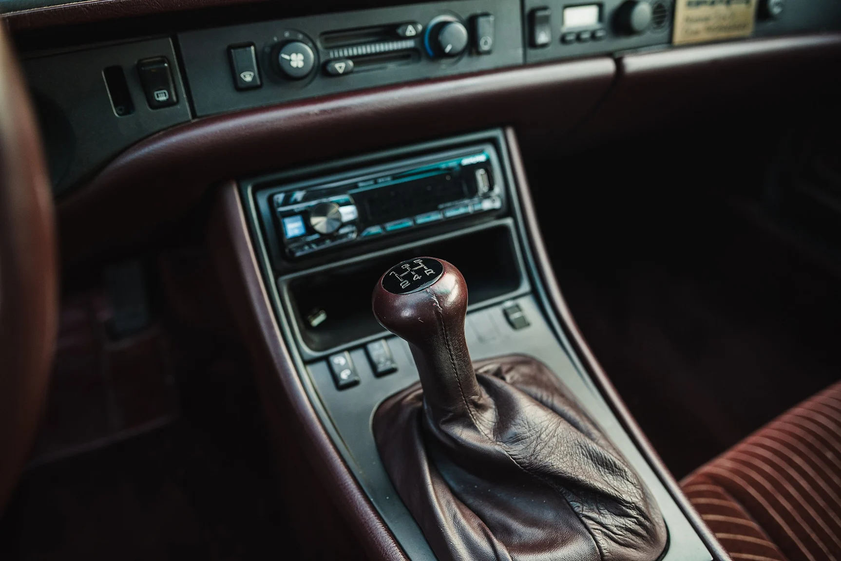 Interior image of 1986 Porsche 944R (44)