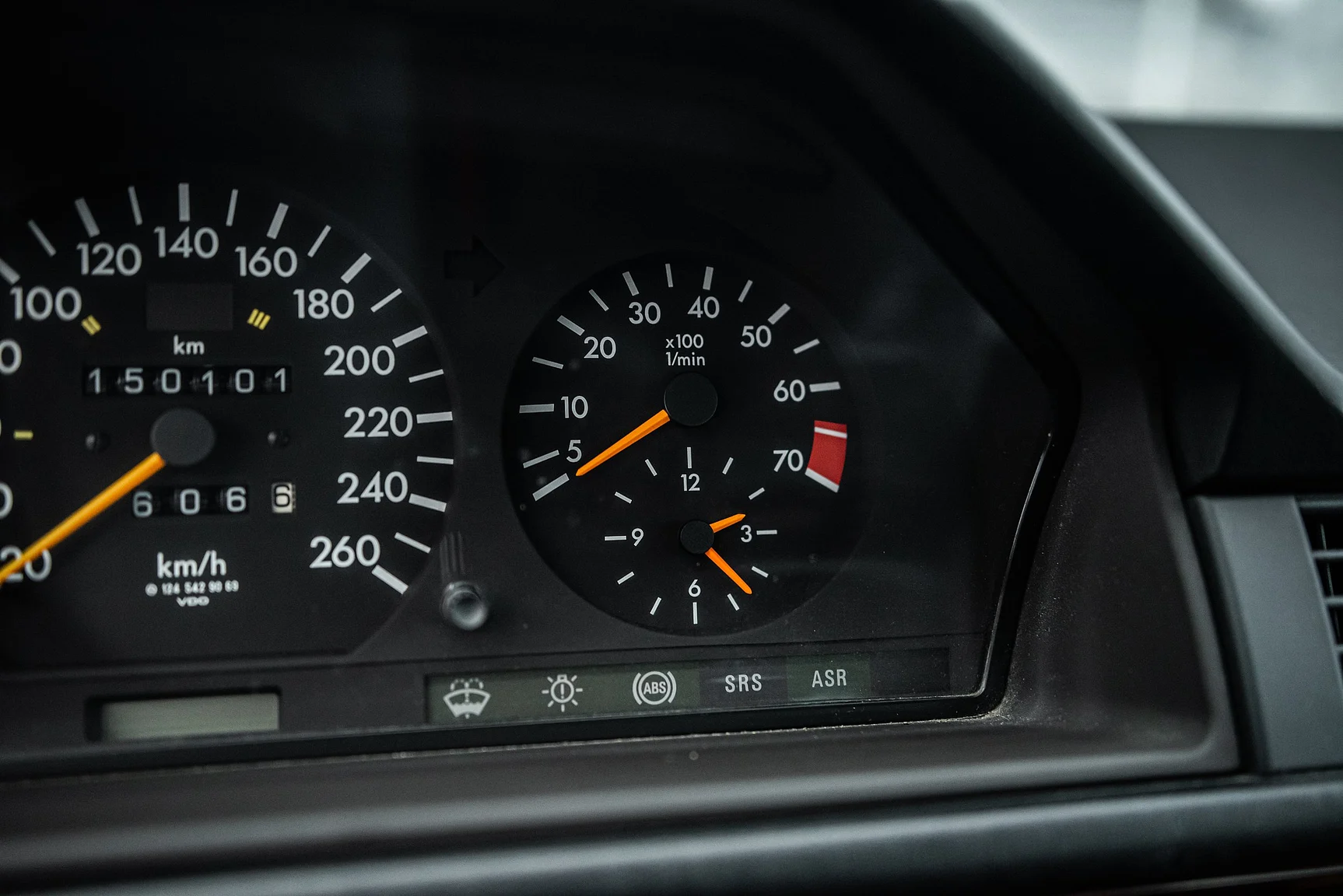 Interior image of 1993 Mercedes-Benz E 320 "AMG" (27)