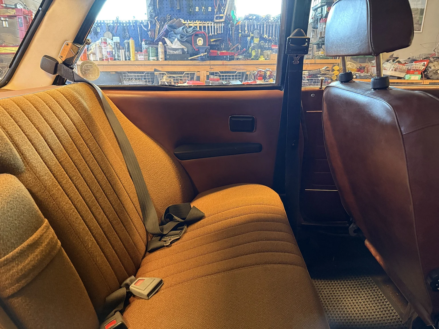 Innenraumfoto von 1973 Volvo 142 2.0 Deluxe (33)