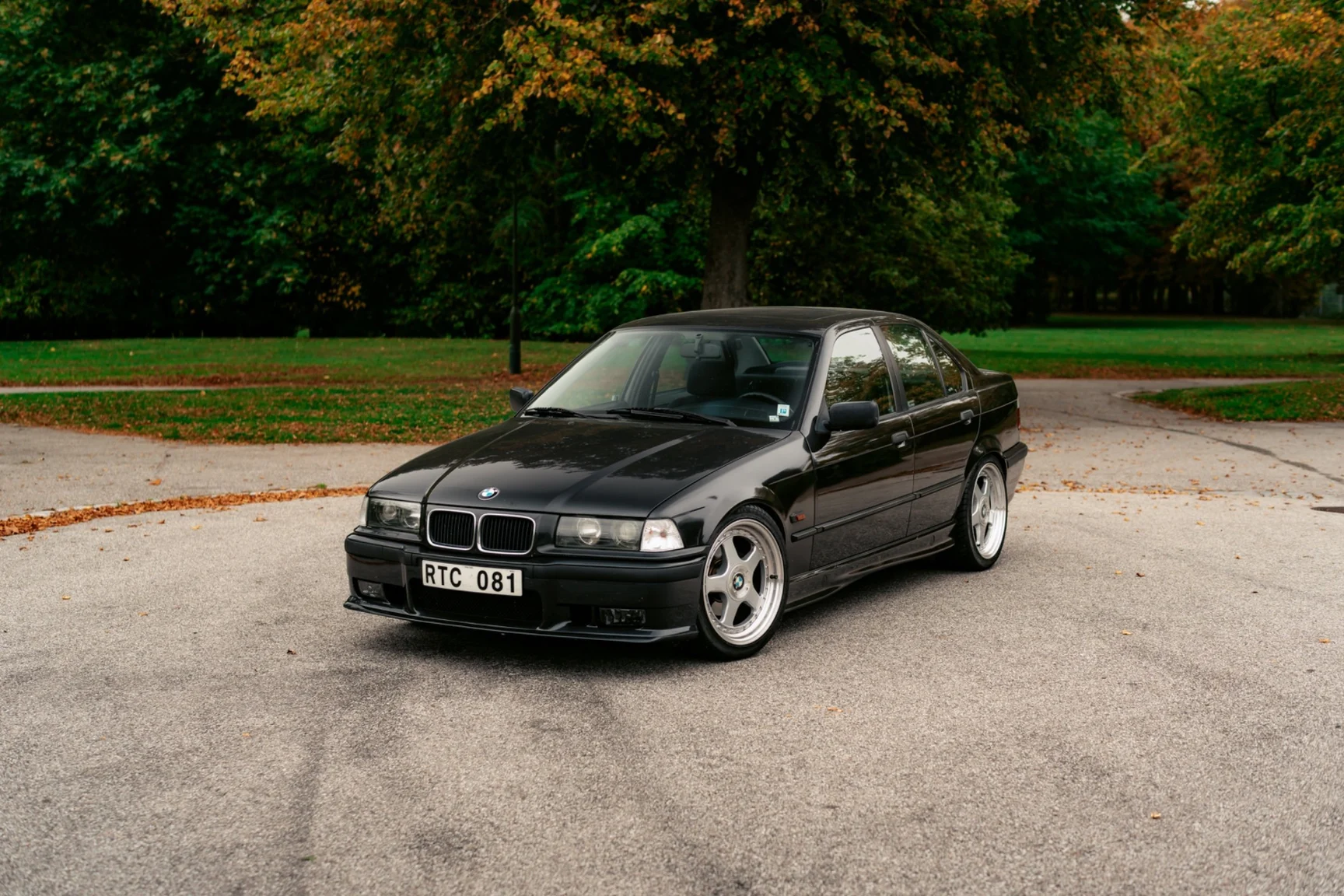 Exteriörbild på 1992 BMW 320i Sedan (1)