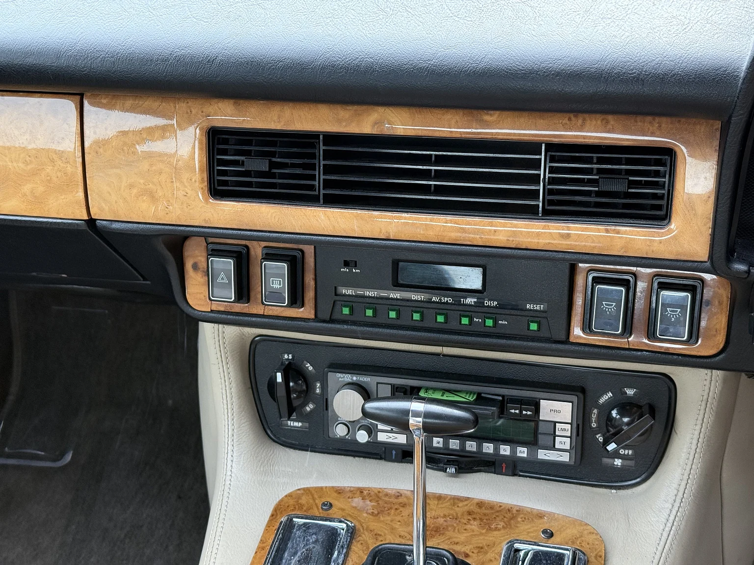 Interior image of 1985 Jaguar XJS HE (23)