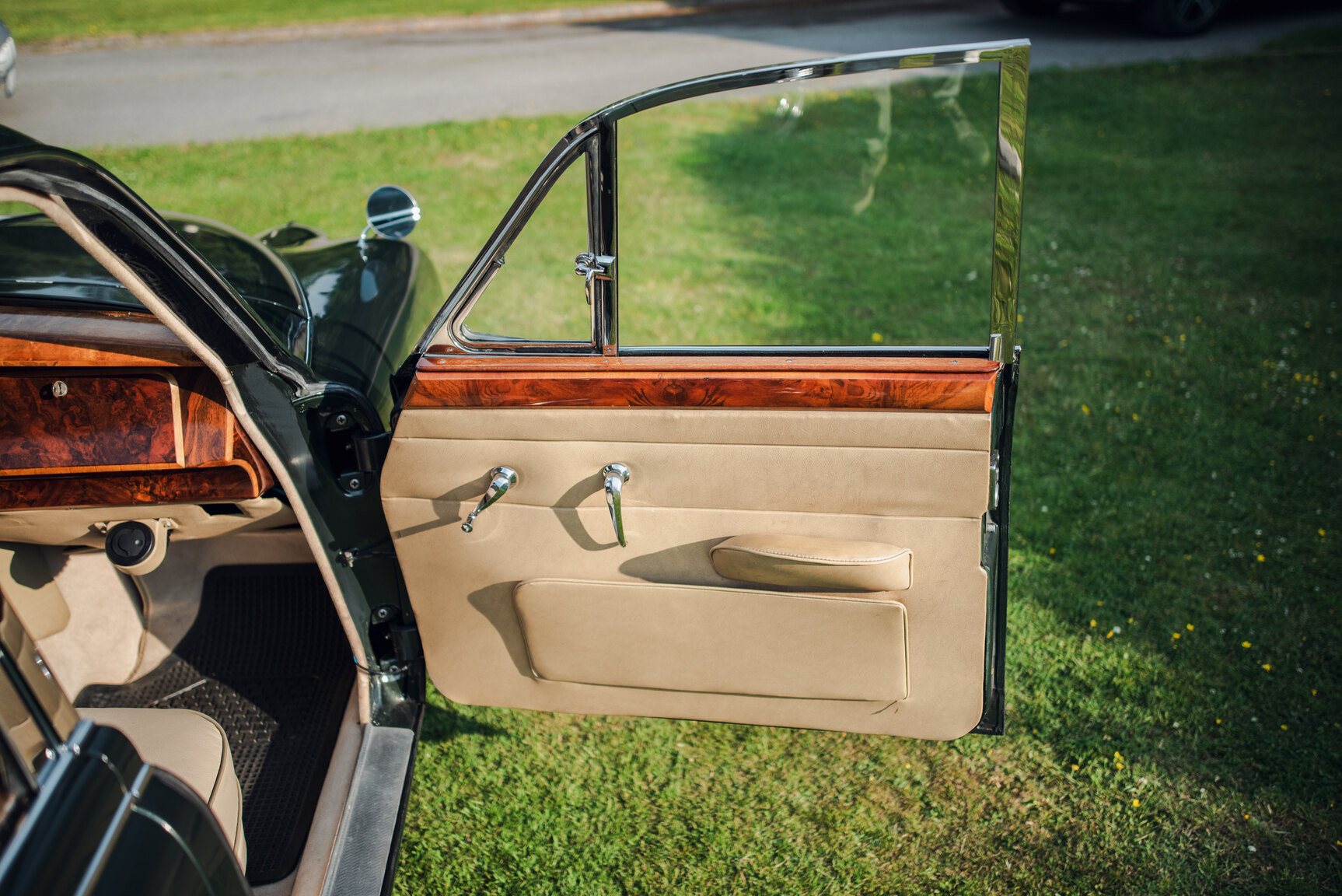 Interior image of 1965 Daimler 250 V8