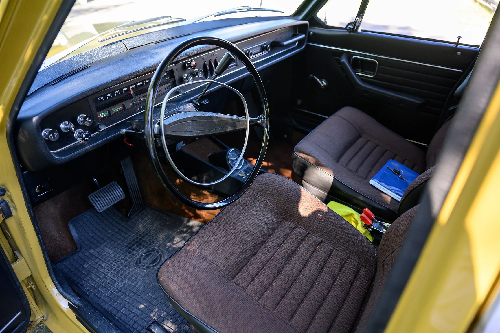 Innenraumfoto von 1971 Volvo 144 2.0 Automatic (3)