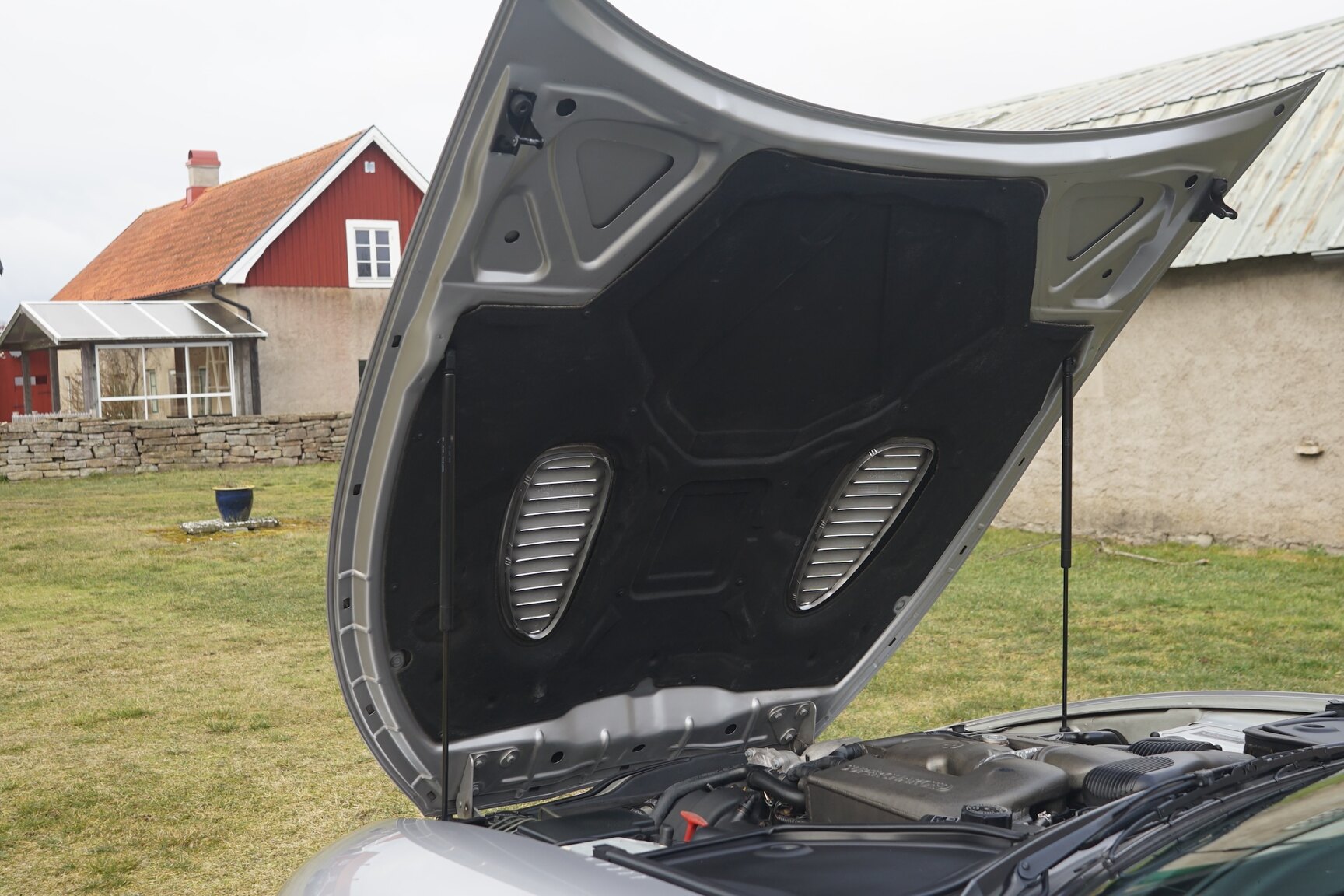 Image of 2001 Jaguar XKR Silverstone mechanics