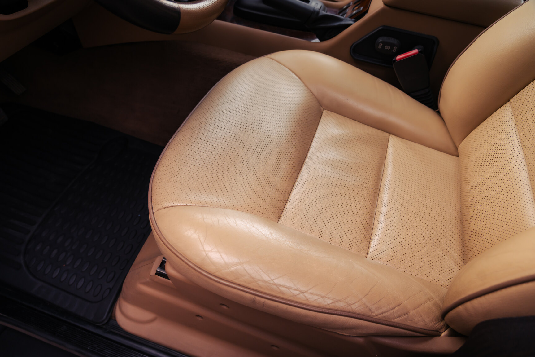 Interior image of 1999 Landrover Discovery II V8