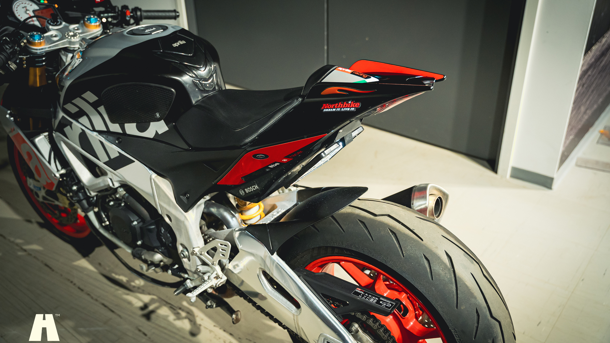Exterior image of 2016 Aprilia Tuono V4 Factory