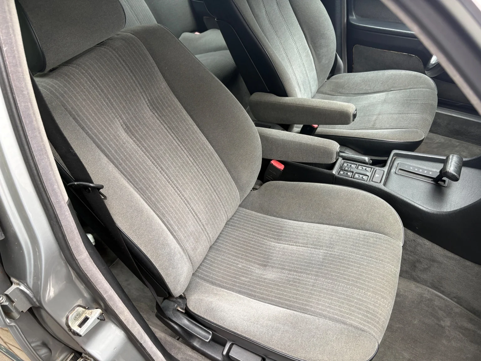 Interior image of 1988 BMW 730iA (16)