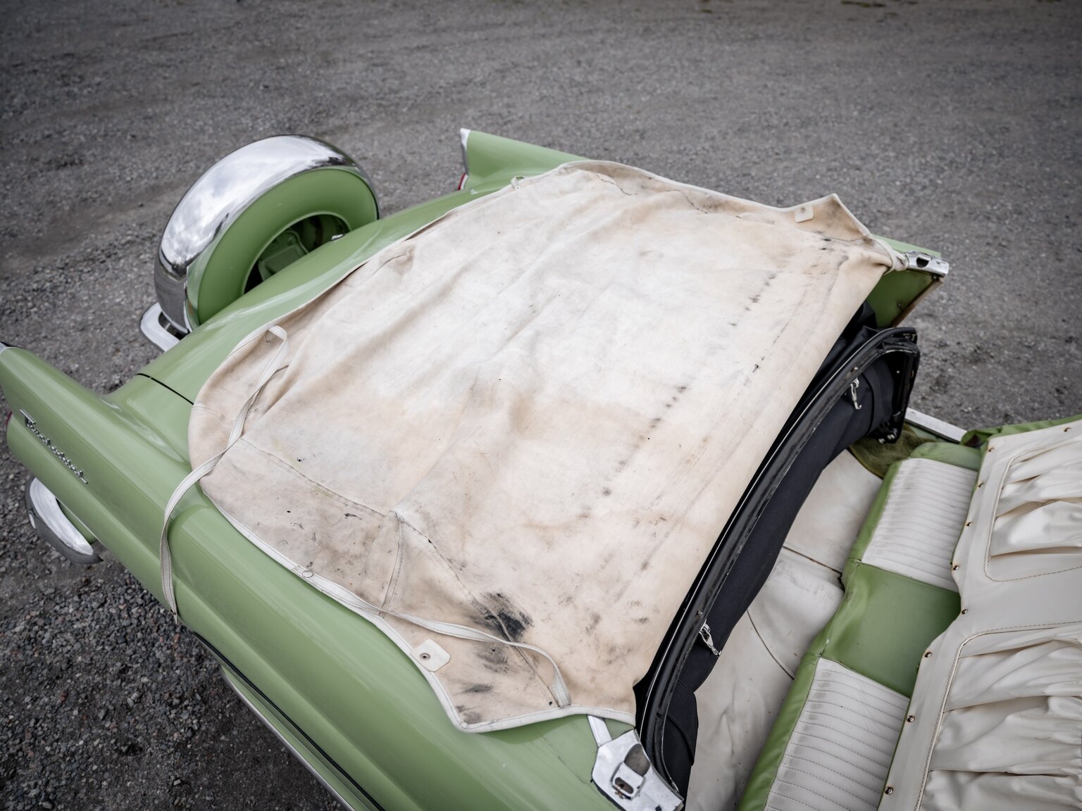 Exteriörbild på 1956 Ford Thunderbird (39)