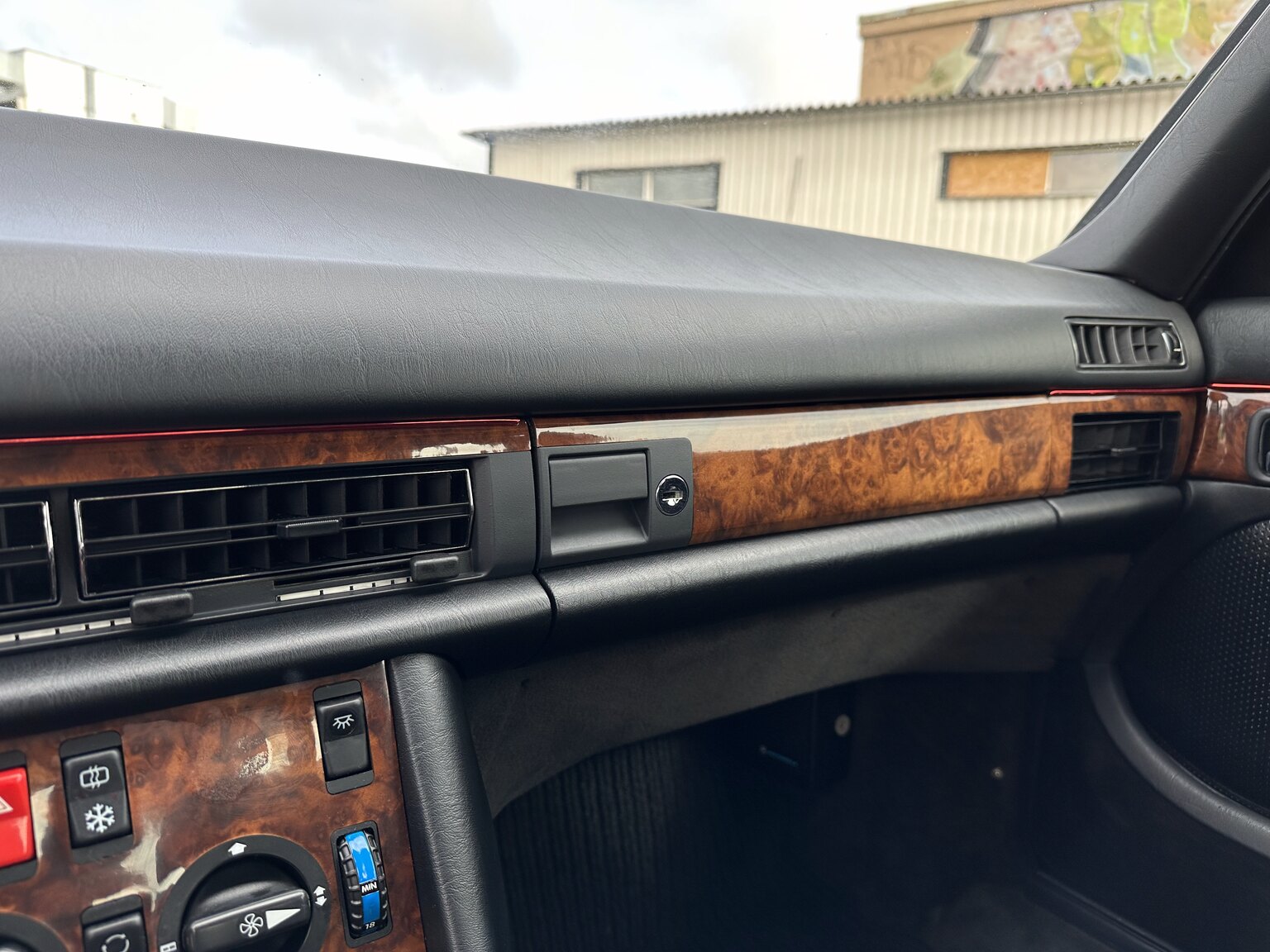 Innenraumfoto von 1987 Mercedes 300 SE