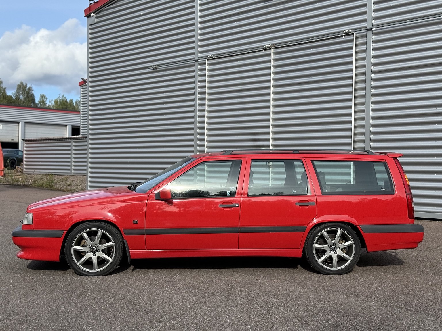 Exterior image of 1997 Volvo 850 R Kombi