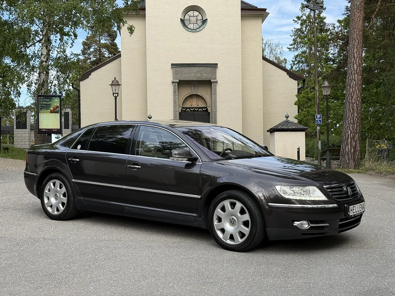 Exterior image of 2009 Volkswagen Phaeton W12 LWB Executive (22)