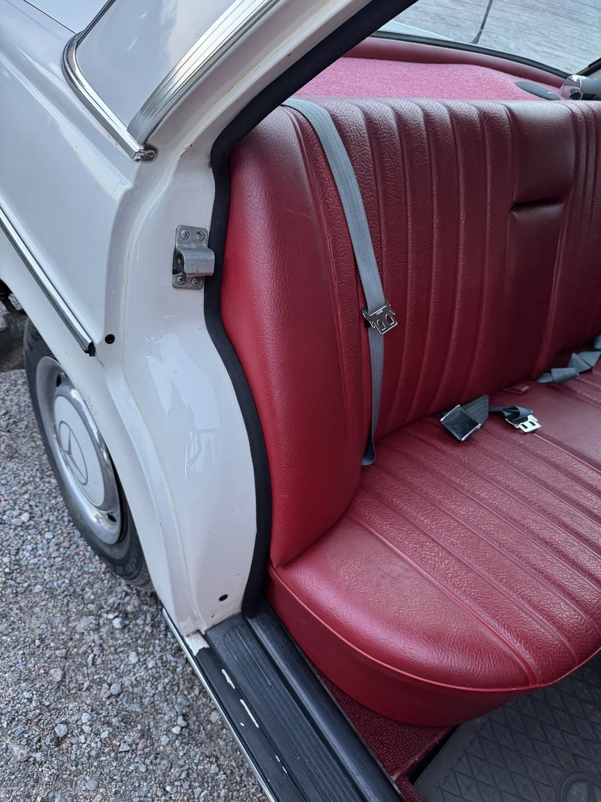 Interiörbild 1972 Mercedes-Benz 200 (42)