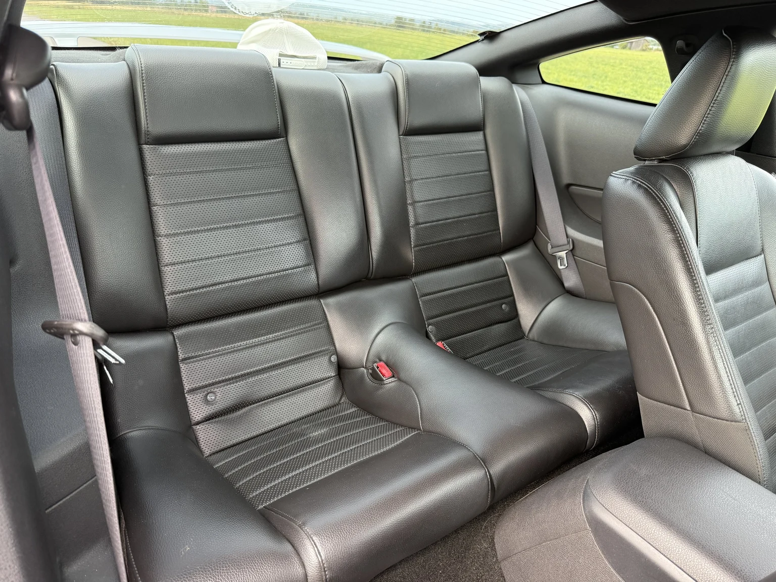 Interior image of 2006 Ford Mustang GT (34)