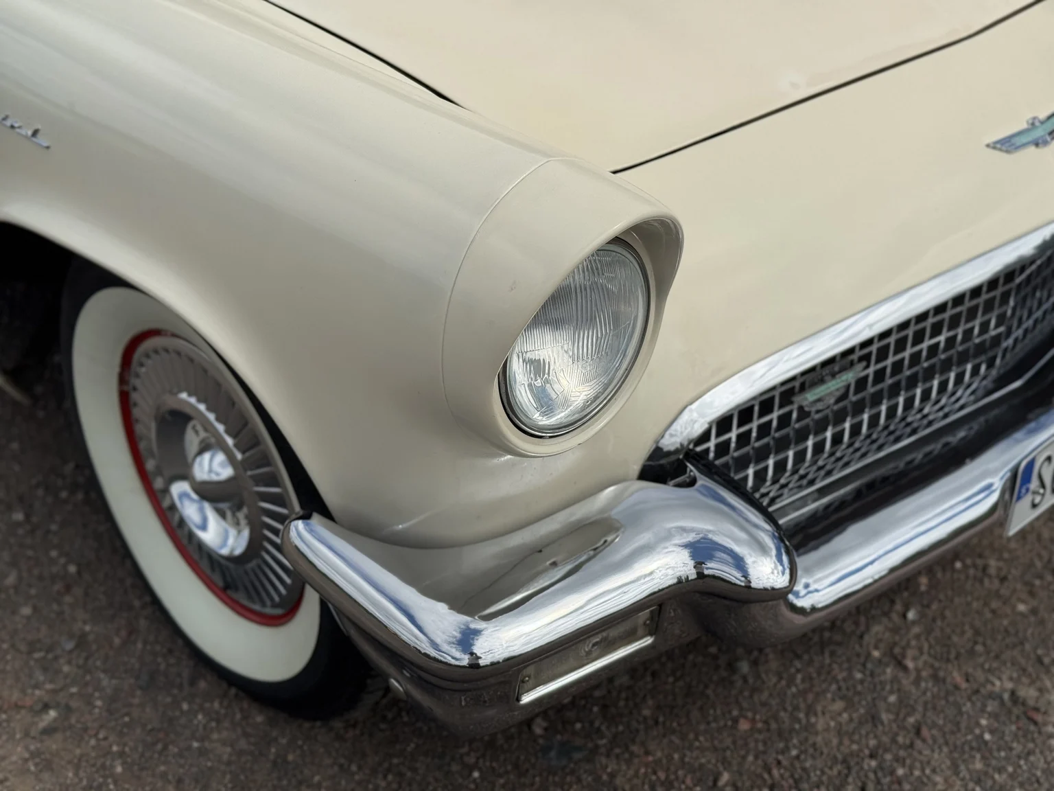 Exteriörbild på 1957 Ford Thunderbird (18)