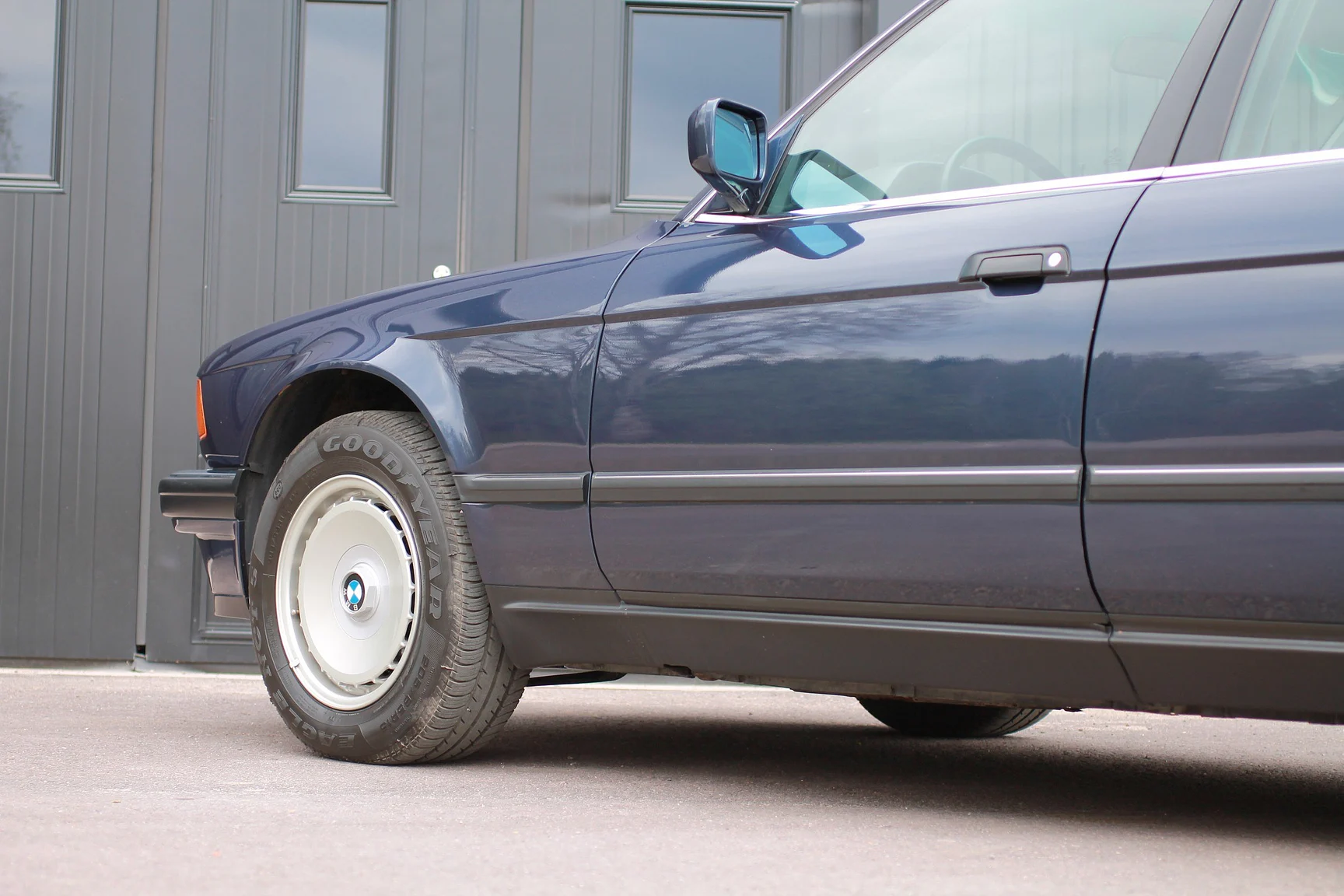 Exterior image of 1989 BMW 750iA (151)