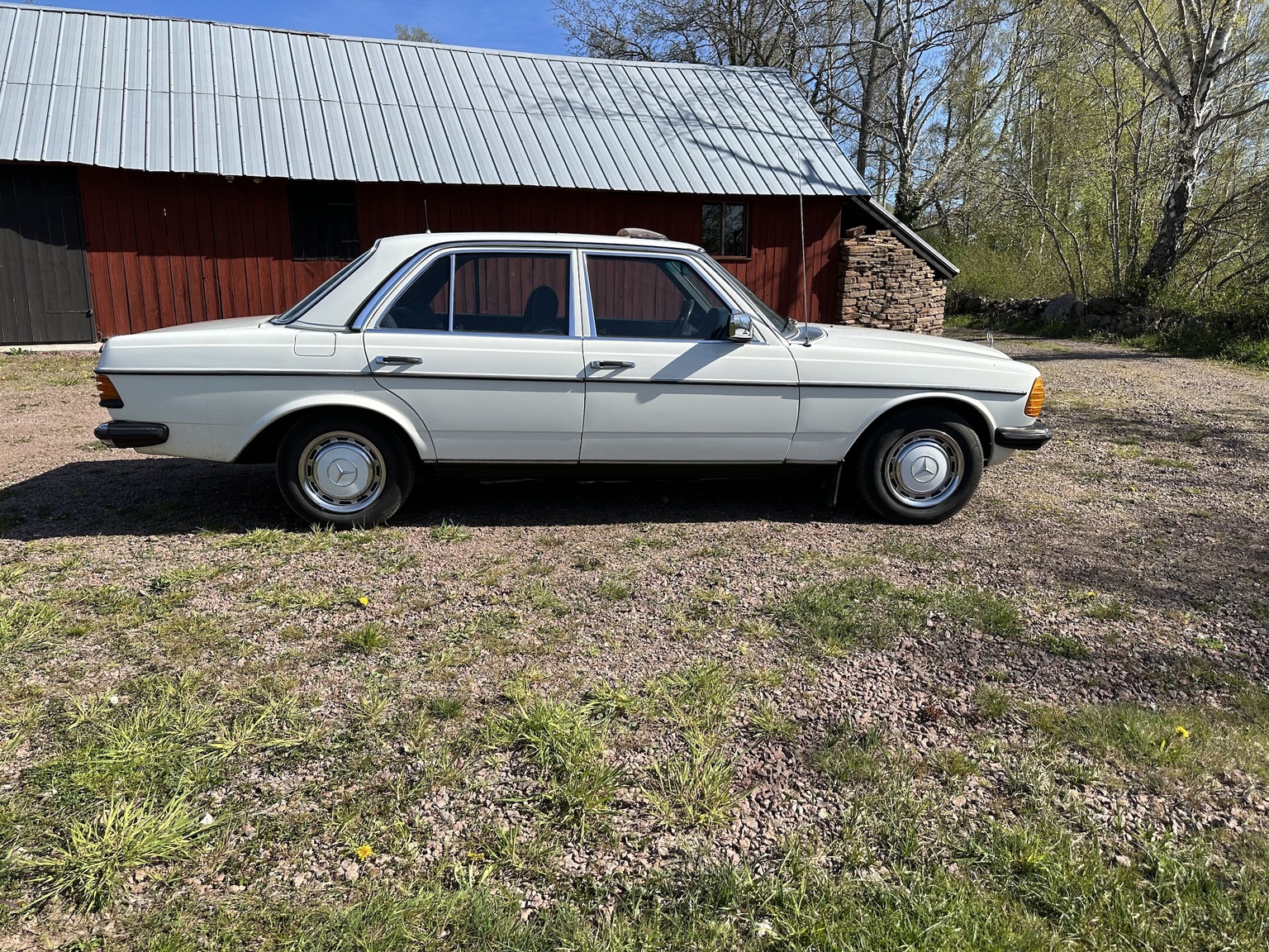 Exterior image of 1985 Mercedes-Benz 200