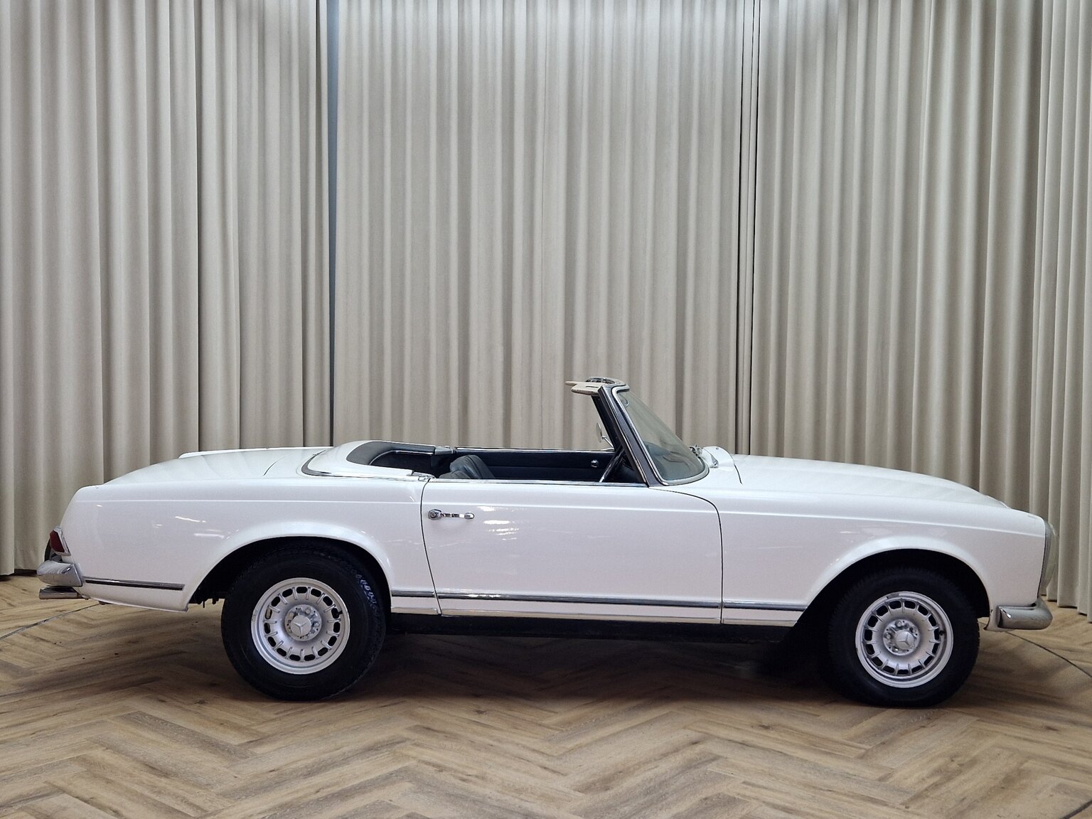 Exteriörbild på 1964 Mercedes-Benz 230SL Pagoda