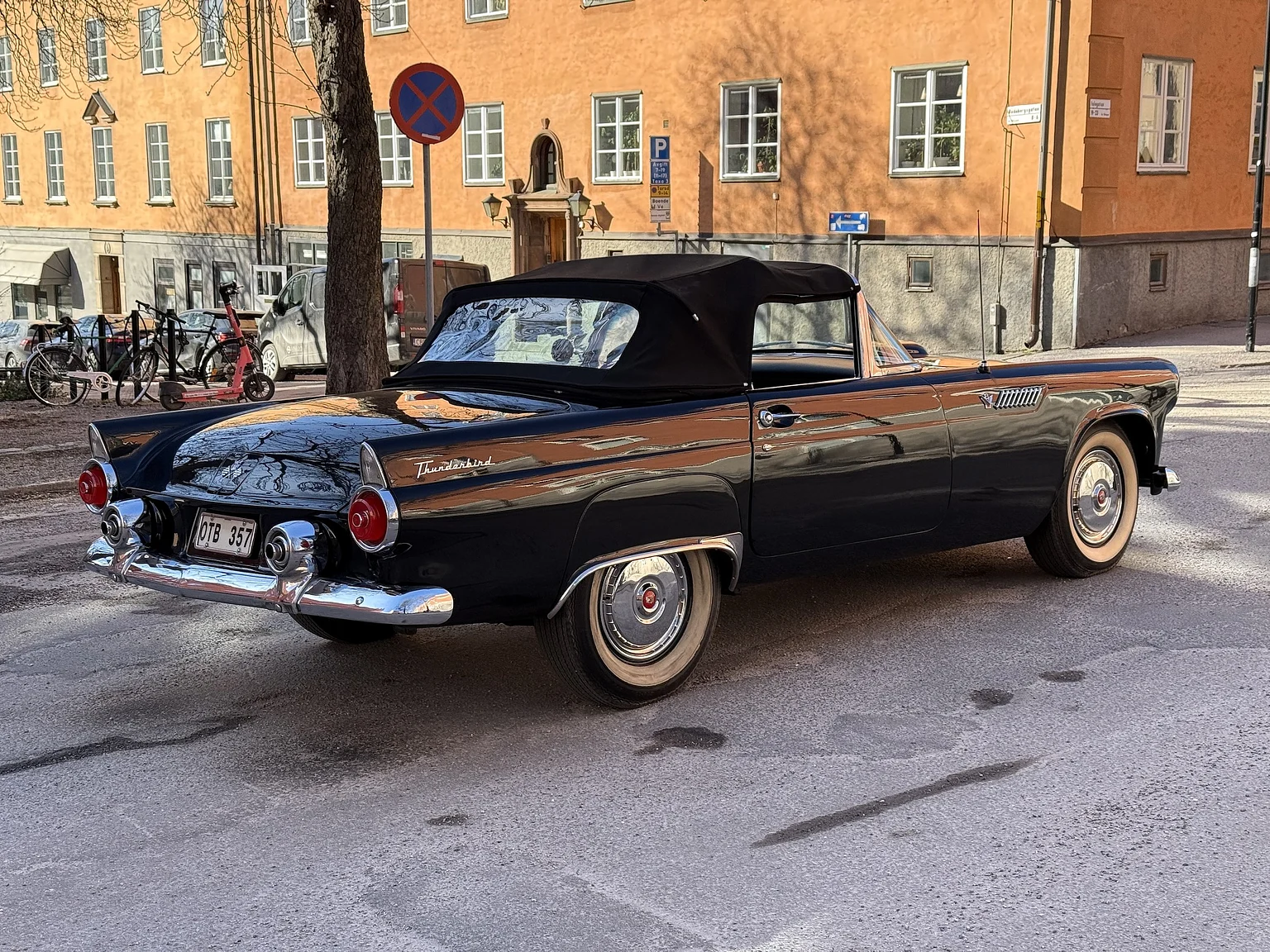 Exteriörbild på 1955 Ford Thunderbird (18)