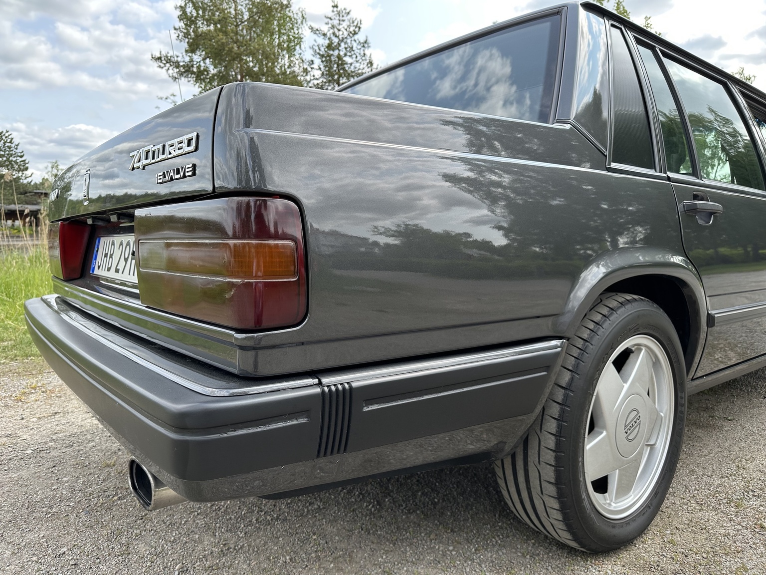 Exterior image of 1990 Volvo 740 Turbo 16s