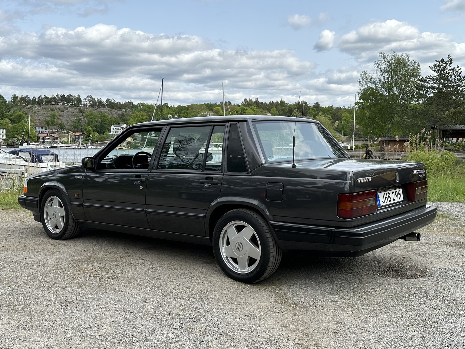 Exterior image of 1990 Volvo 740 Turbo 16s