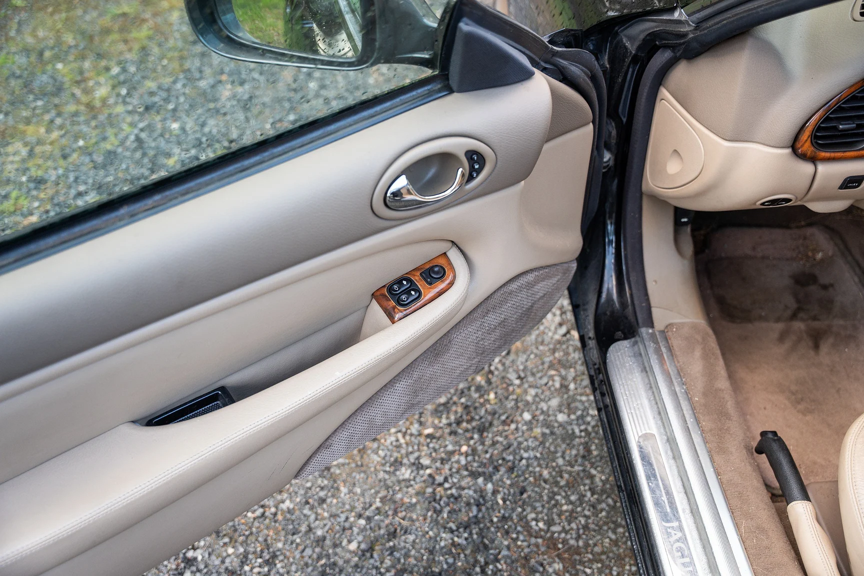 Innenraumfoto von 1999 Jaguar XKR - NO RESERVE (18)