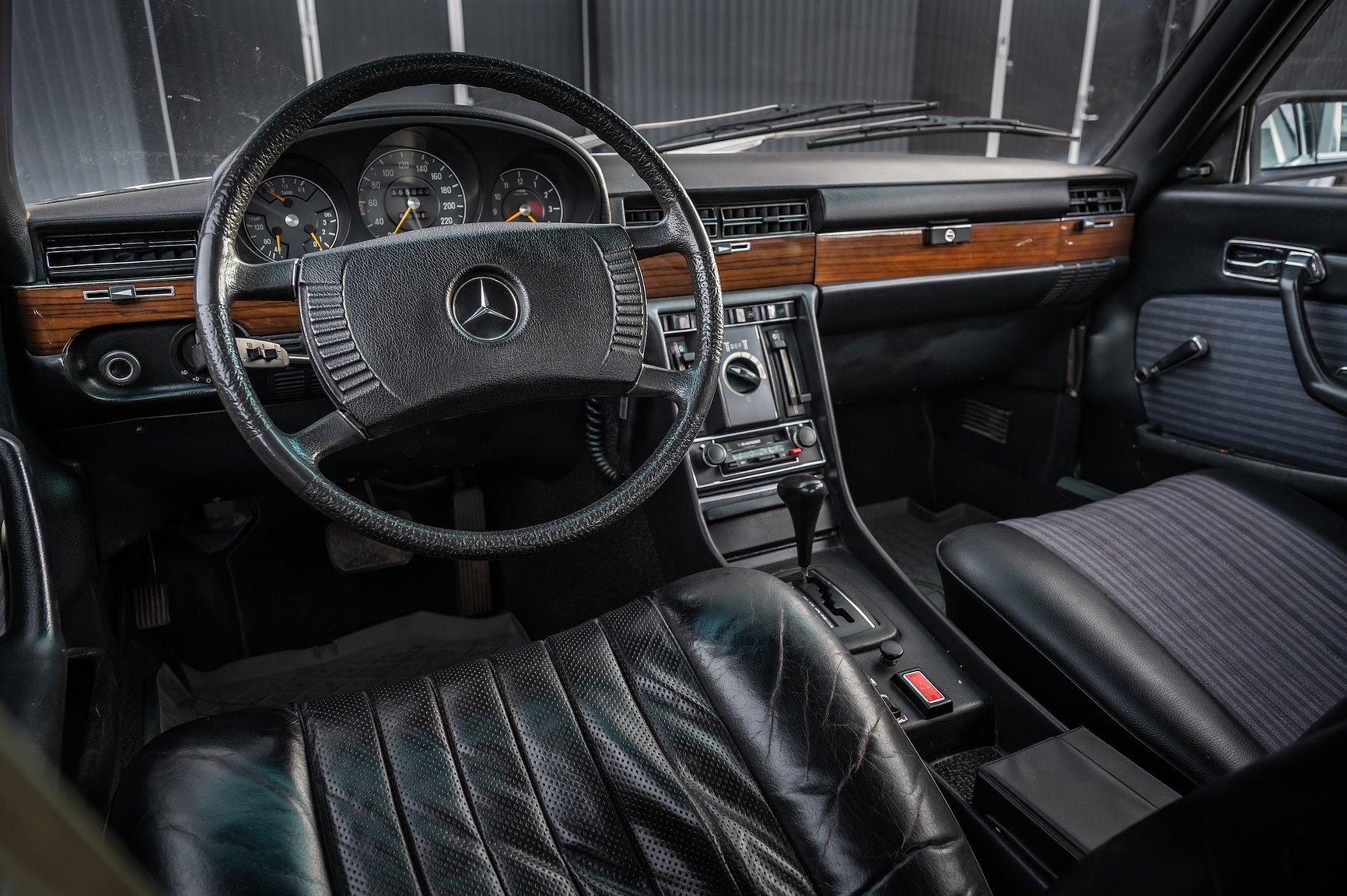 Interior image of 1975 Mercedes-Benz 280 SE 