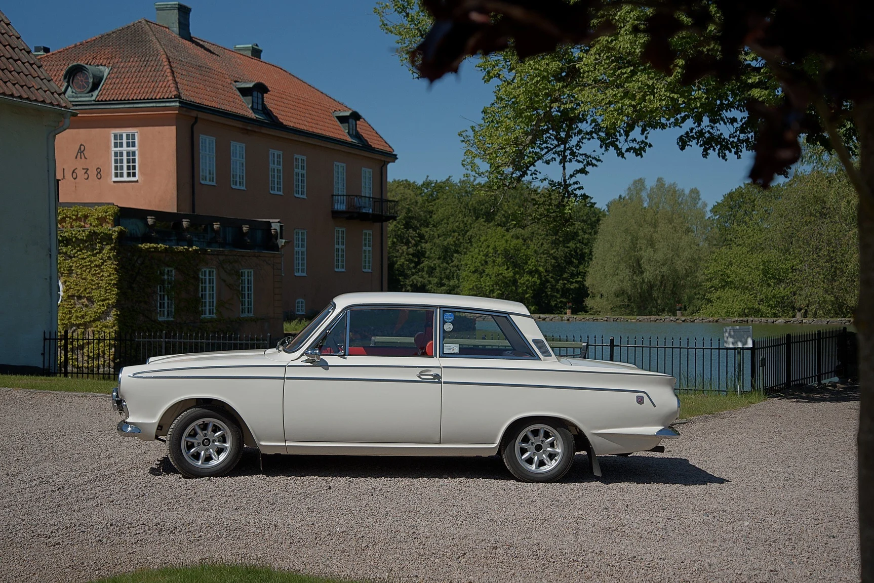 Exteriörbild på 1966 Ford  Cortina GT (16)