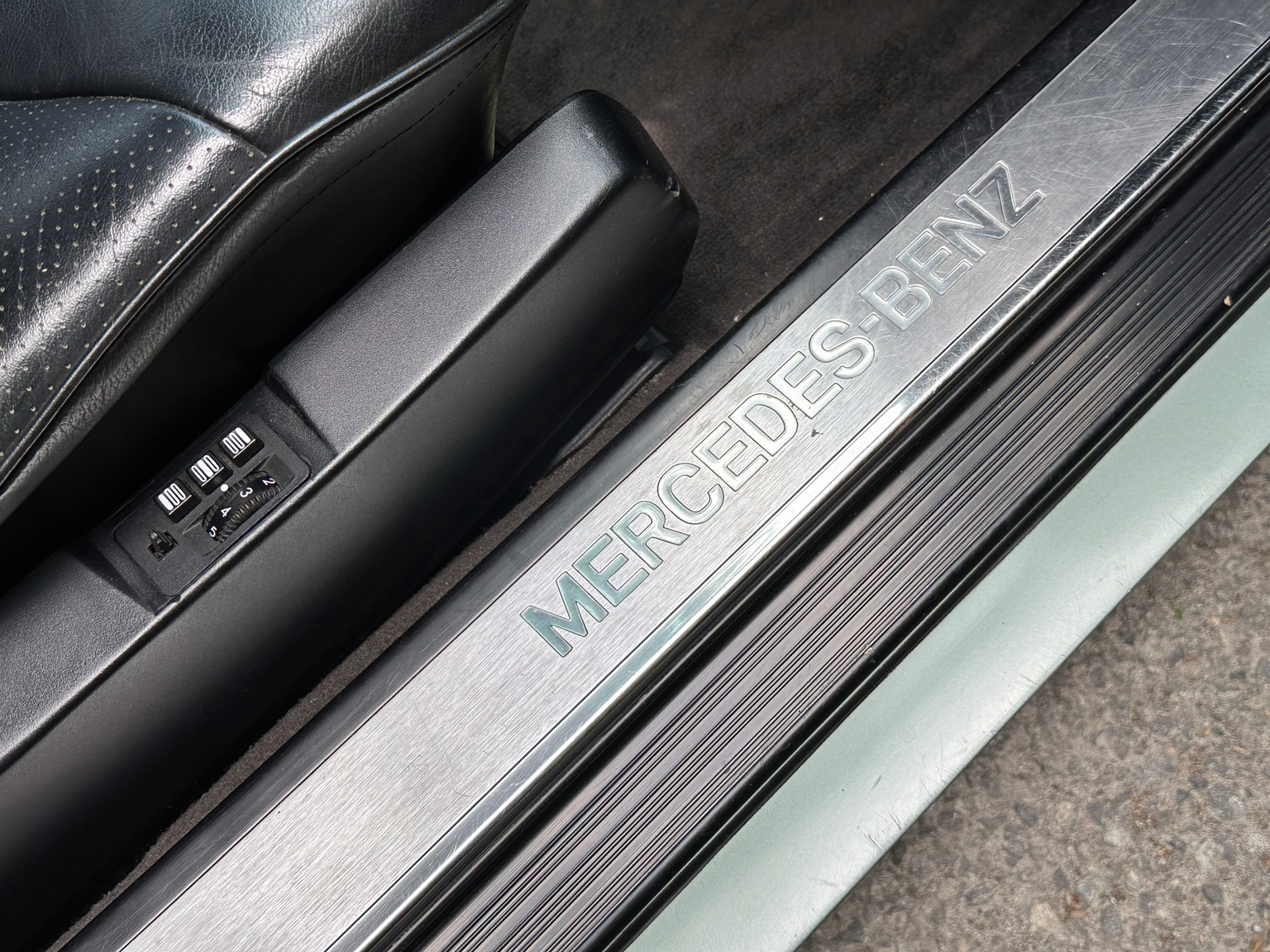 Innenraumfoto von 1992 Mercedes 300 SE (47)