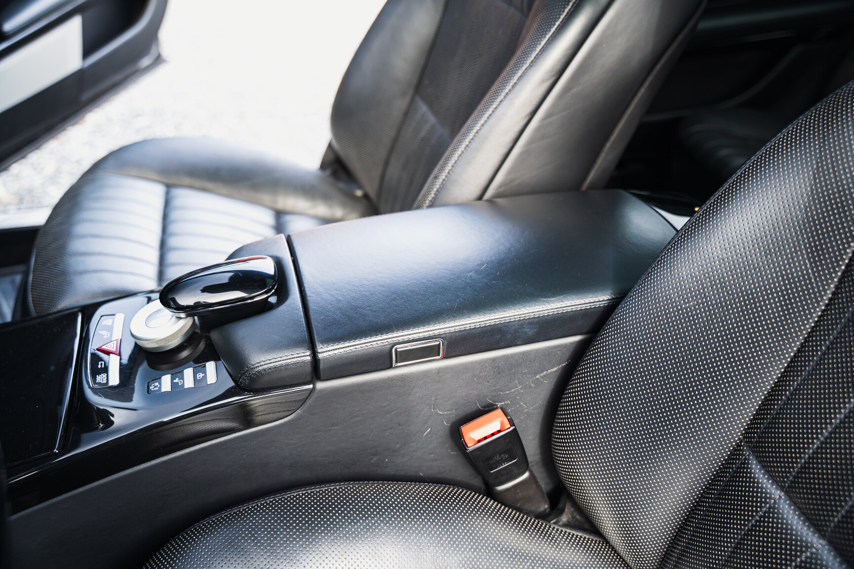 Interior image of 2011 Mercedes-Benz S600 (37)