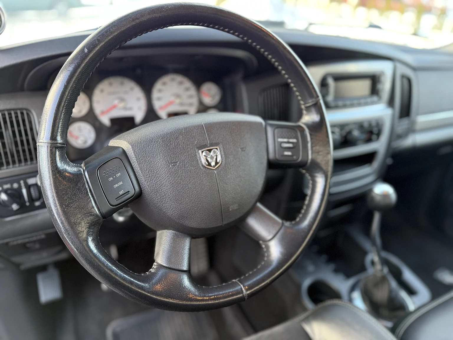 Interiörbild 2005 Dodge RAM SRT-10 Regular Cab Manual  (6)