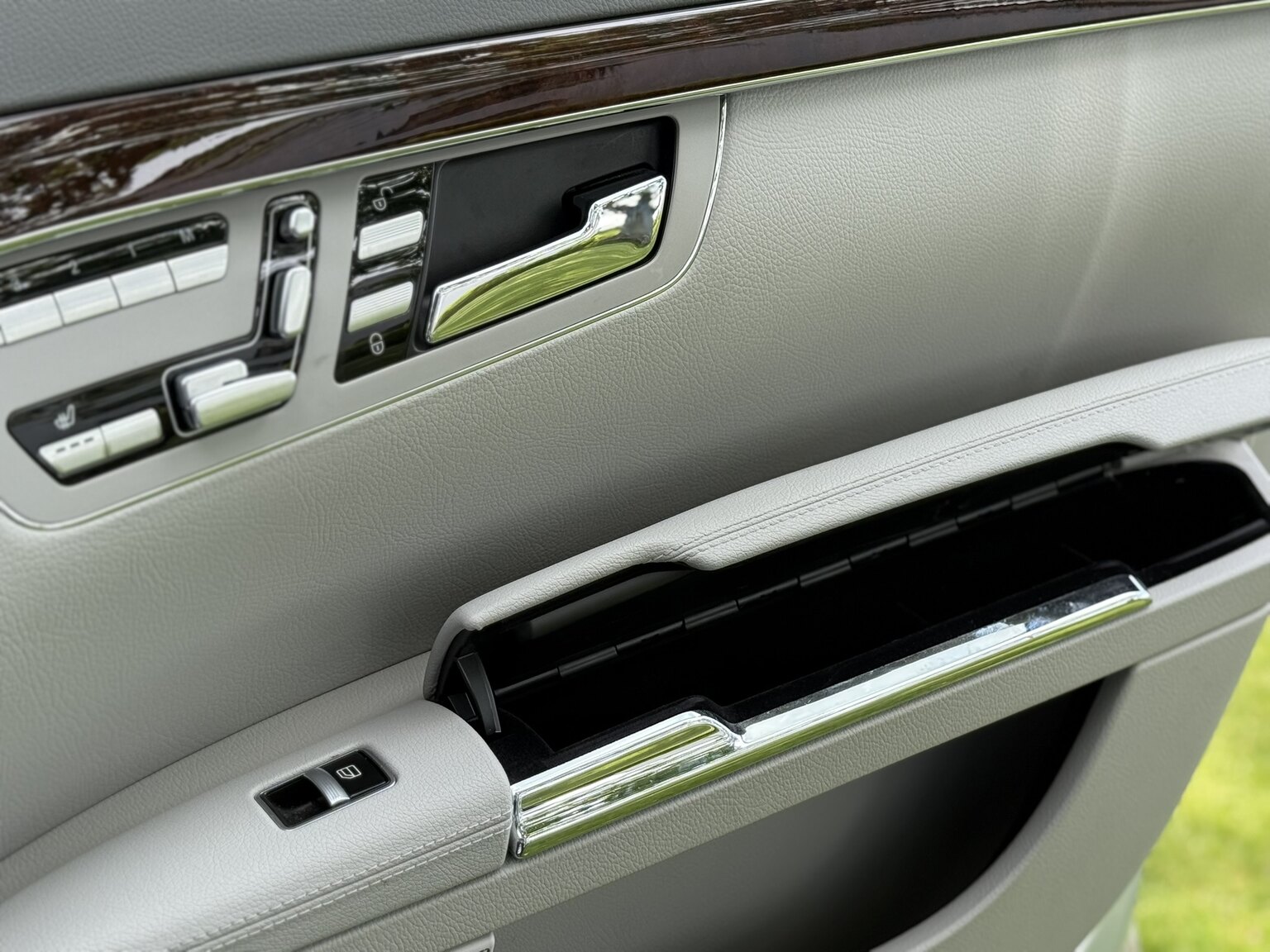 Interior image of 2011 Mercedes-Benz S 500 4MATIC 