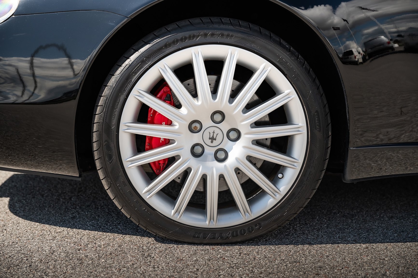 Exterior image of 2004 Maserati Coupé 4.2 V8 Cambiocorsa