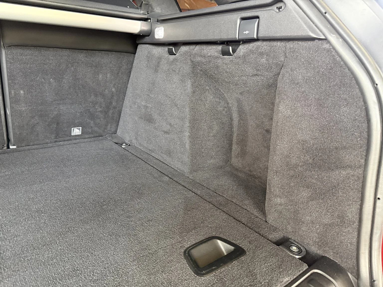 Interior image of 2017 Range Rover Sport SVR (91)