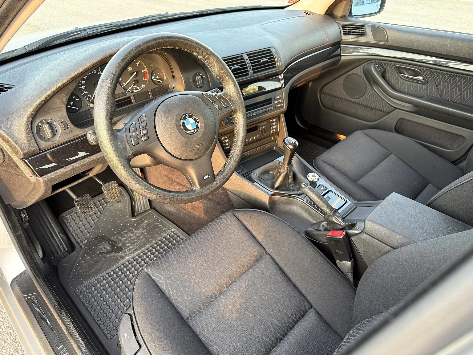 Innenraumfoto von 2002 BMW 520i (1)