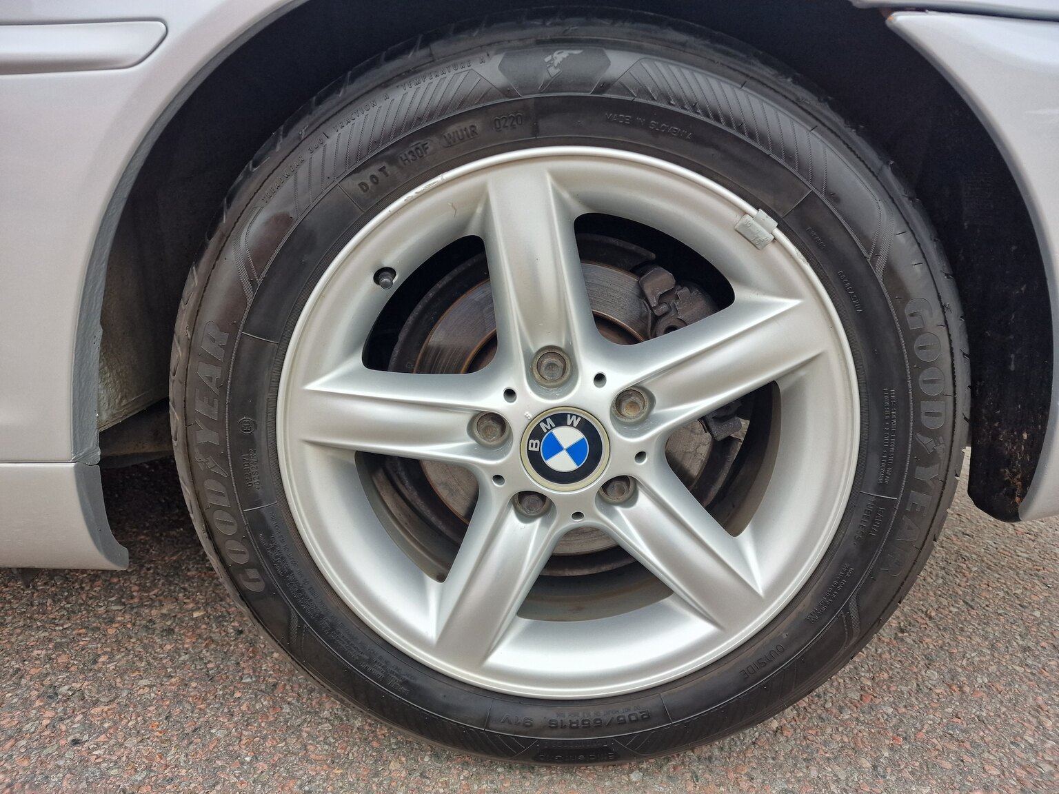 Exteriörbild på 2002 BMW 320Ci