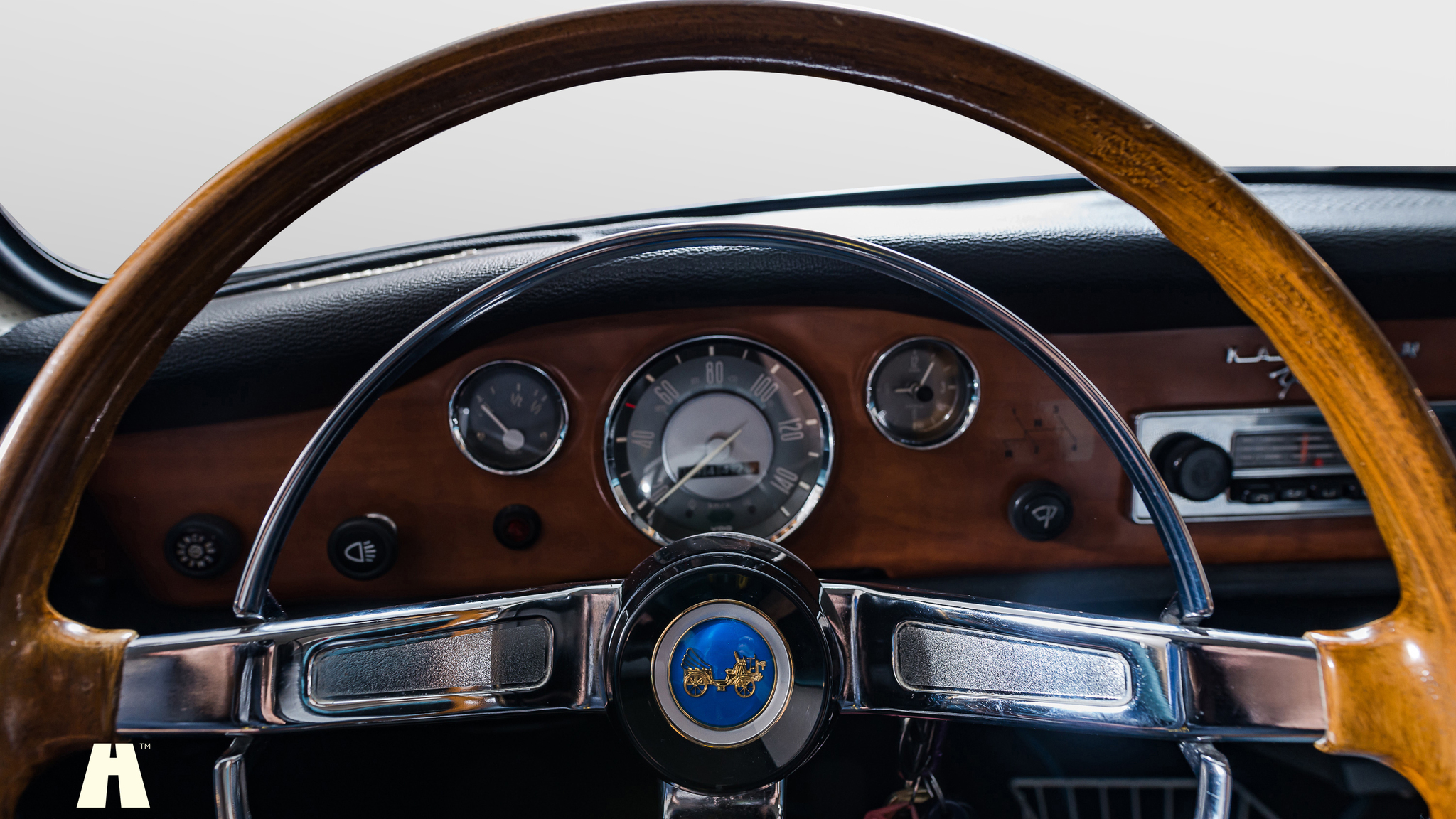 Interior image of 1969 Volkswagen Karmann Ghia (3)