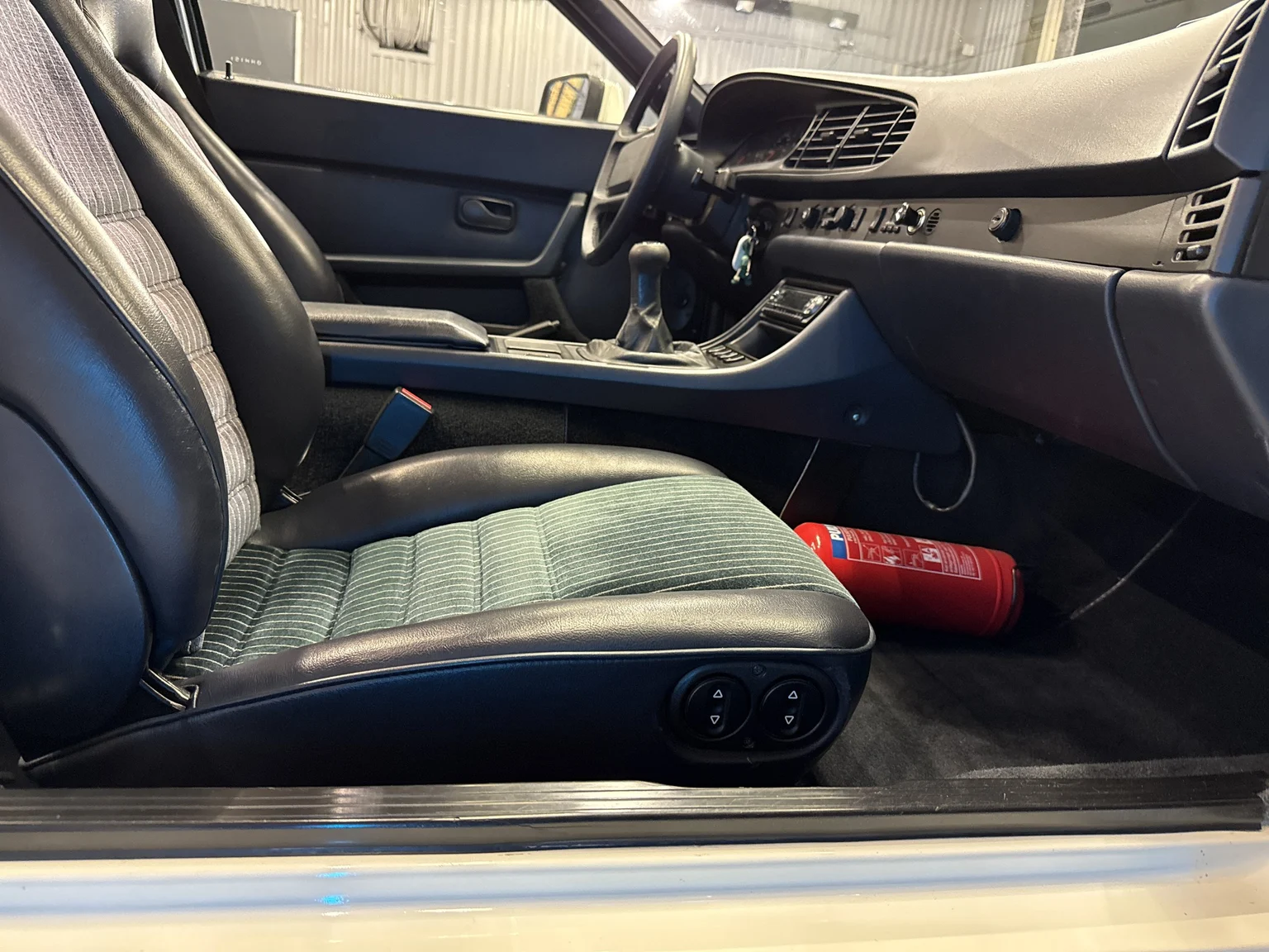 Interior image of 1989 Porsche 944 2.7 (48)