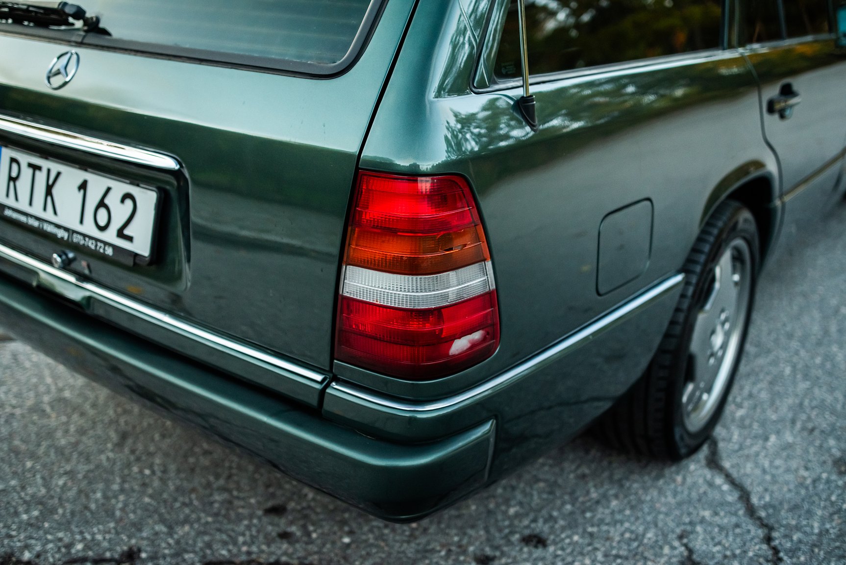 Exterior image of 1996 MERCEDES-BENZ E 320 T
